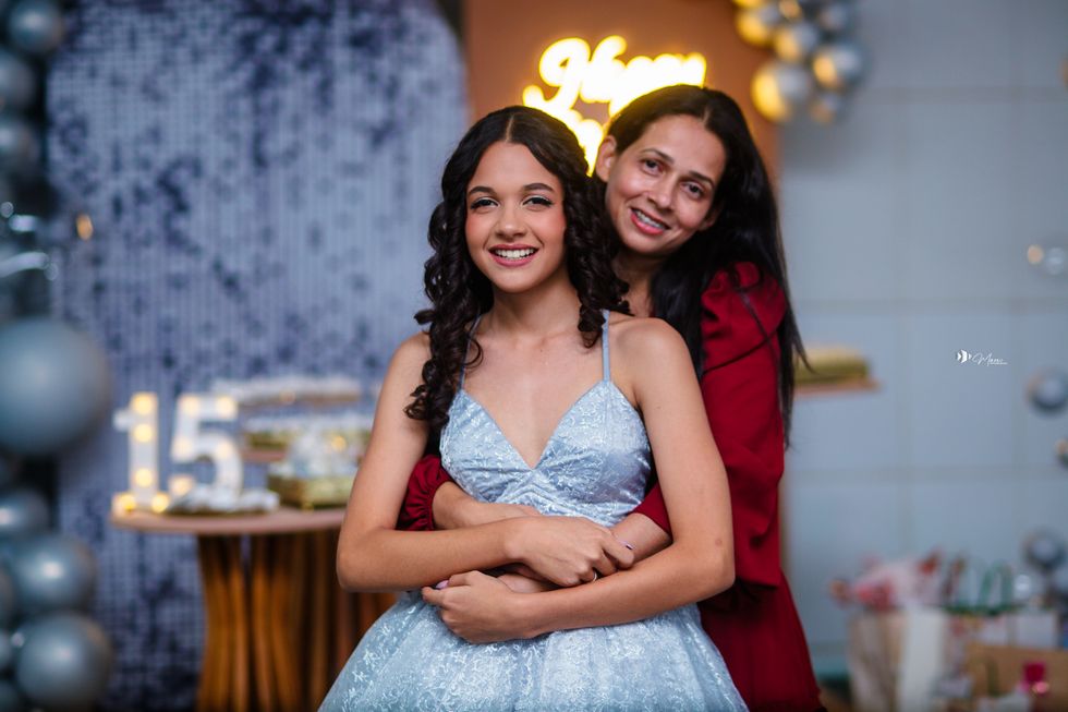 Debutante com convidados durante a festa