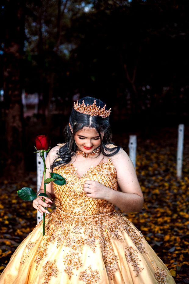 Debutante em ensaio externo no bosque
