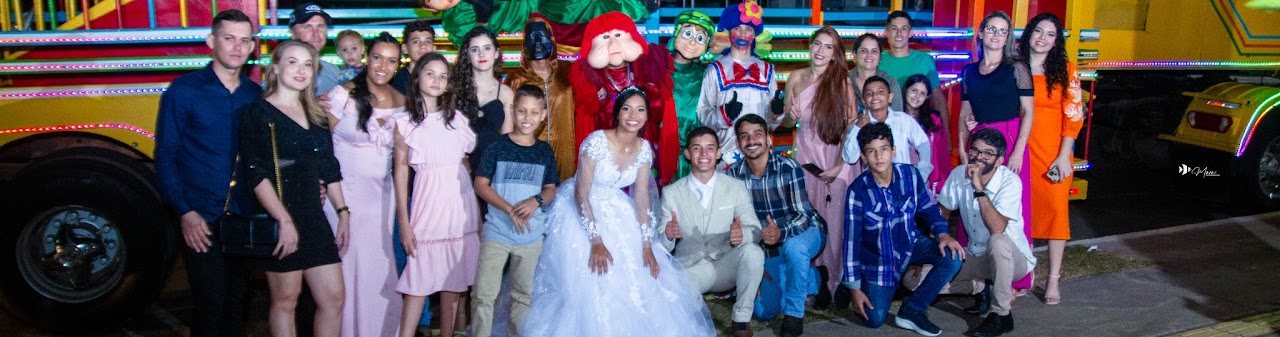 A família reunida na Carreta Furacão: um encerramento cheio de movimento, risadas e lembranças compartilhadas.