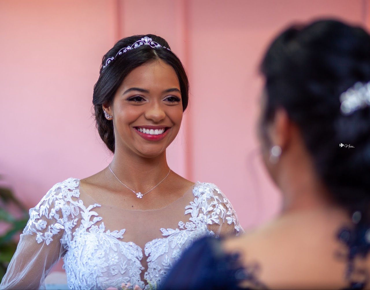 Mãe e filha no encerramento da preparação: emoção, sorriso e a proximidade de quem acompanha esse momento.