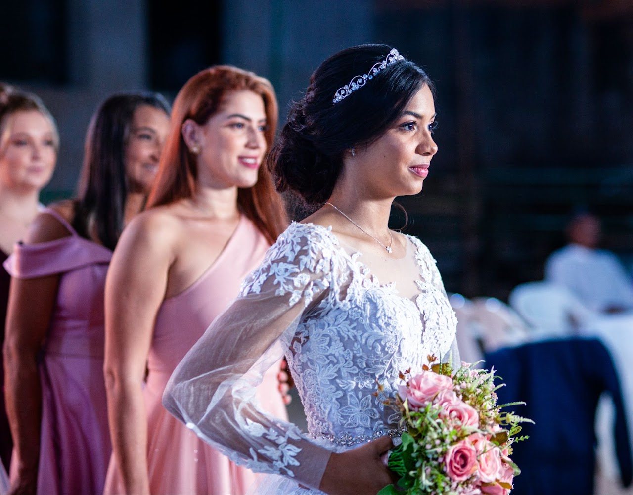 Noiva e madrinhas em vestidos terracota: organização do grupo para um retrato após o jantar.