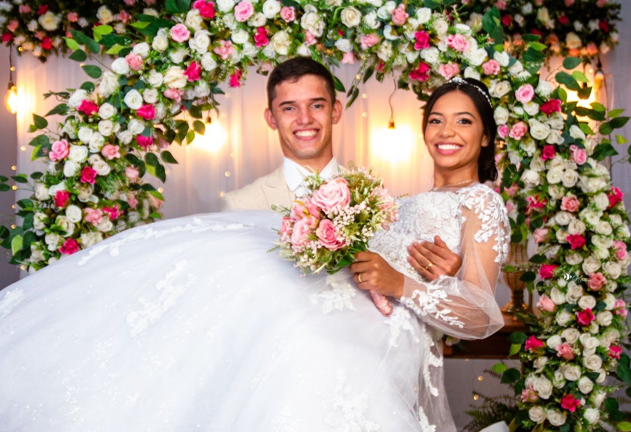 O noivo com a noiva no colo: um retrato dirigido com espaço para a personalidade do casal.