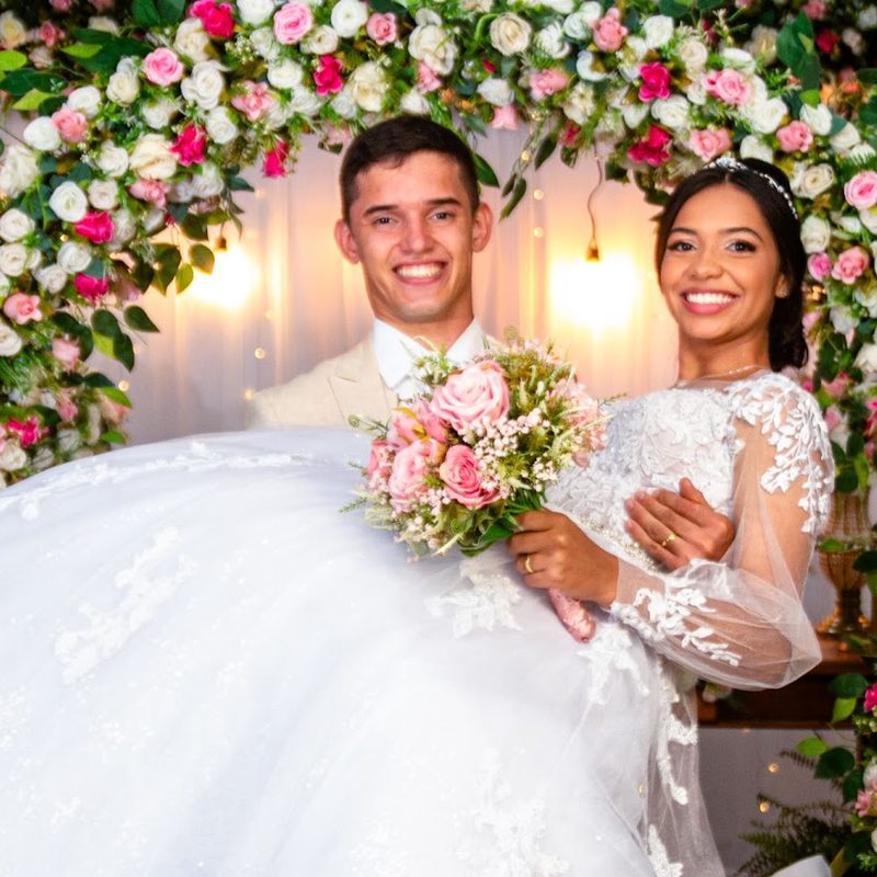 Noivo com a noiva no colo celebrando a união