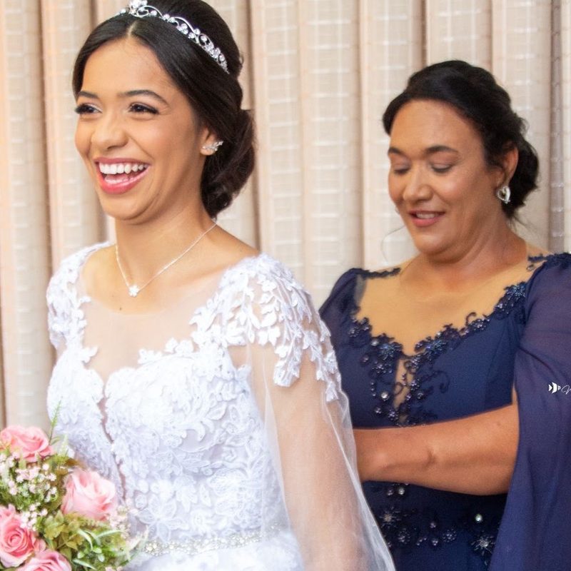 Ajuste fino do vestido da noiva momentos antes da cerimônia