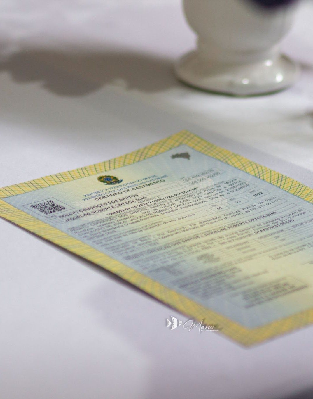 Registro da celebração civil e da presença do fotógrafo com o casal: documentação de uma etapa própria da história.