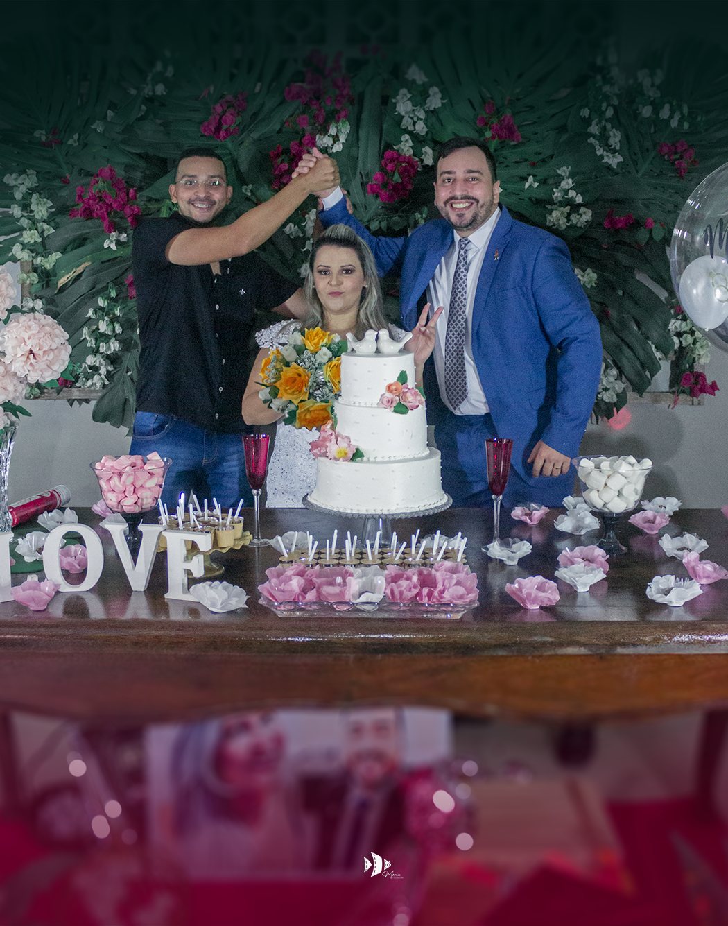 Roger e Kelly com Emanuel: o encontro entre o casal e quem registra a celebração.