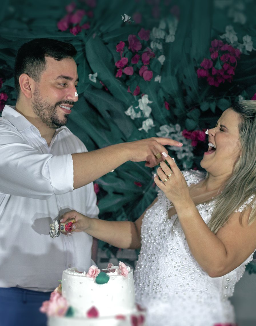 Roger e Kelly brincam com o glacê do bolo: a espontaneidade da comemoração também merece espaço nas fotos.