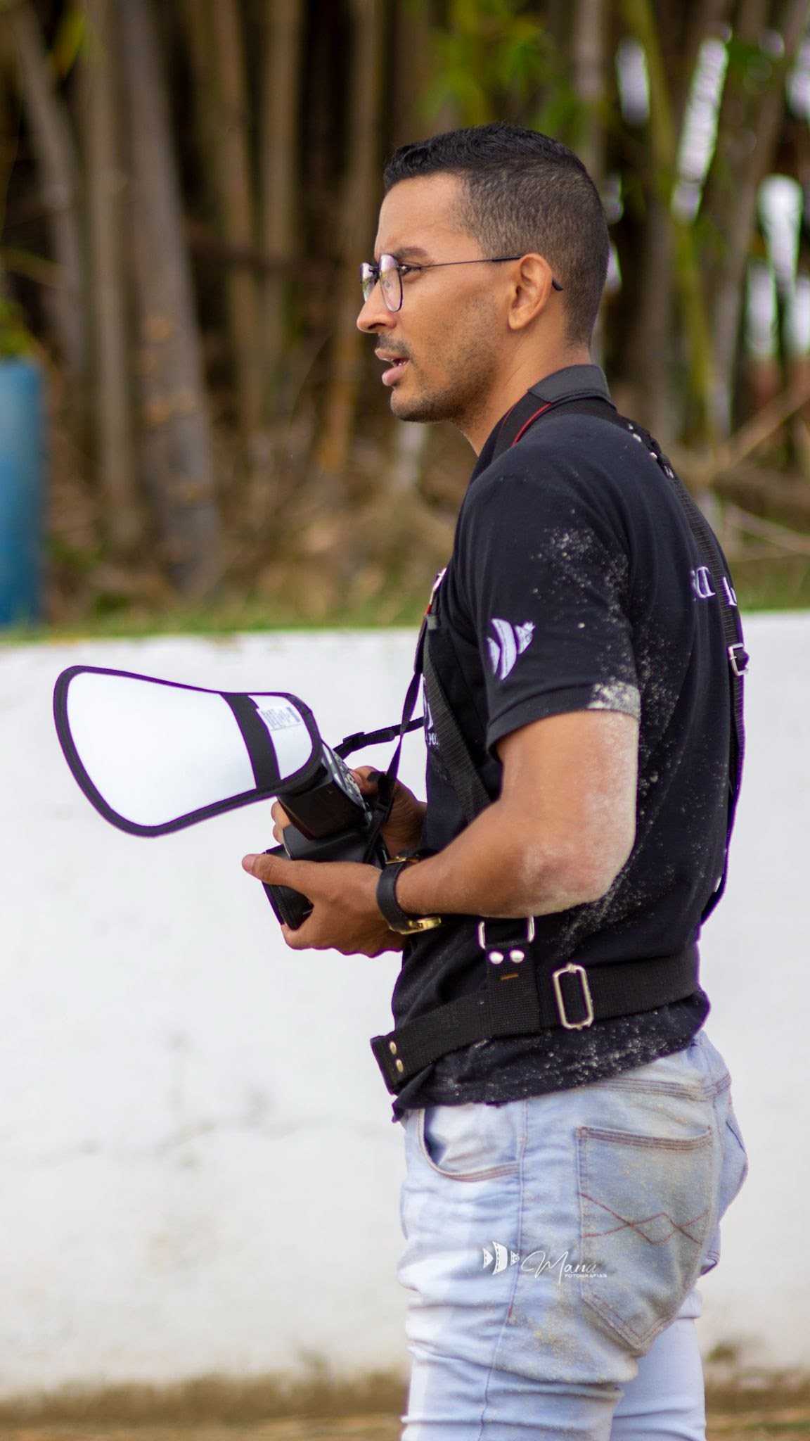Bastidores na prainha da Fazenda do Pizuca: Emanuel procura um ângulo próximo à água e à areia para fotografar o casal.