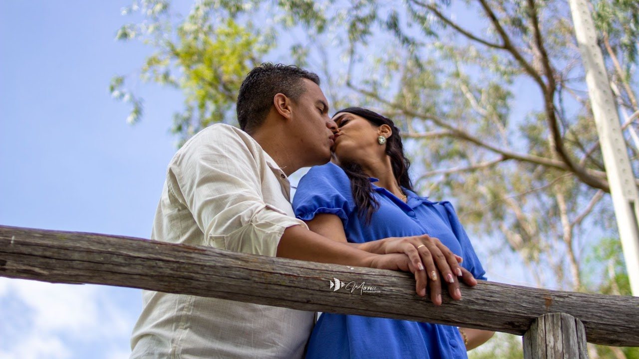 Outro figurino, outro ângulo: o beijo de Roberta e Renato fotografado de baixo para cima.