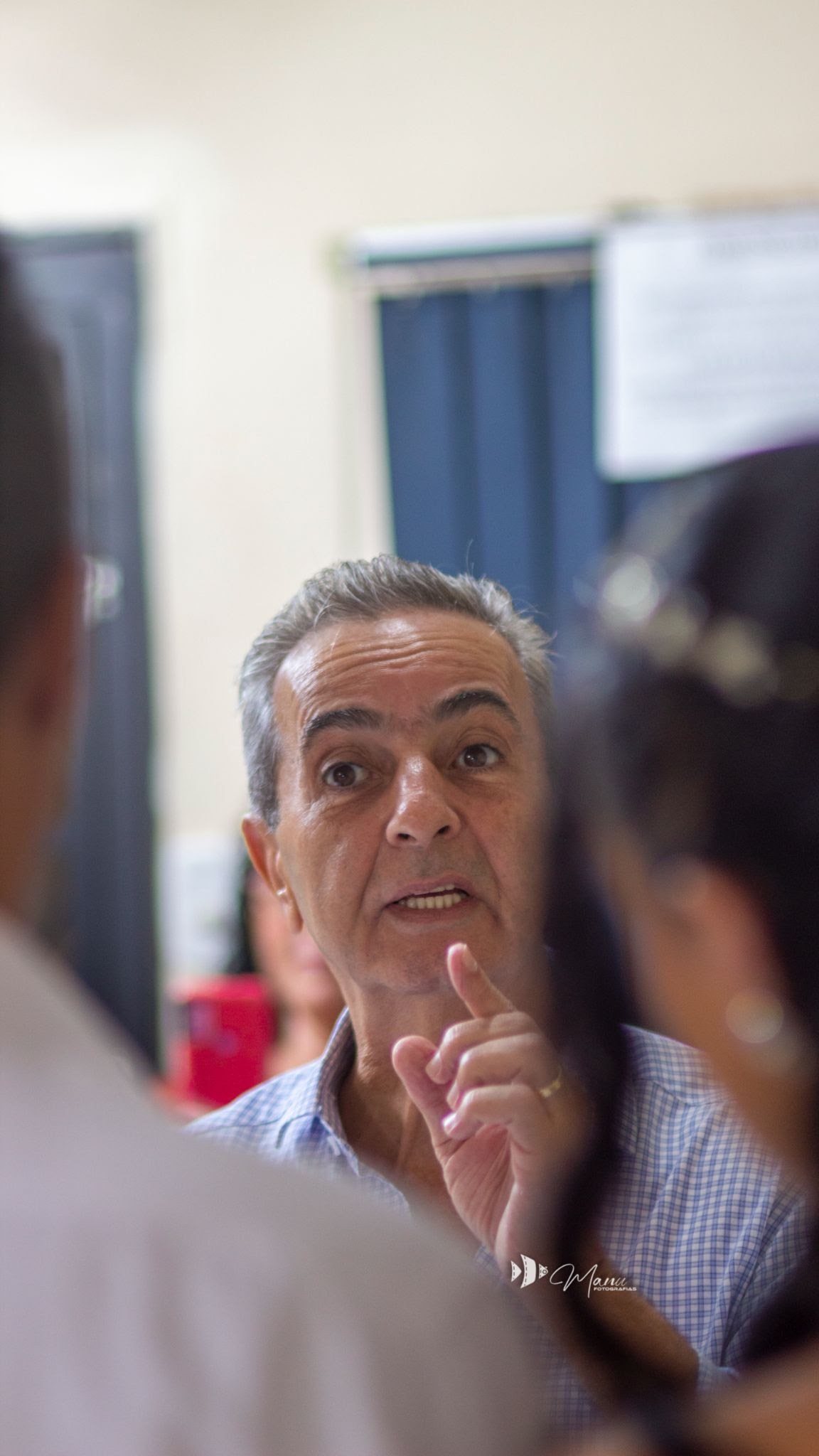 Pastor João Marques conduz a união do casal. O registro valoriza o celebrante e o momento vivido pelos noivos.