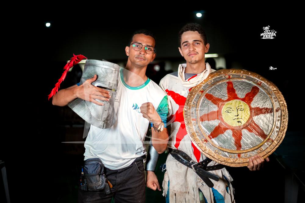 Emanuel Santana, fotógrafo, ao lado do cosplay de Solaire