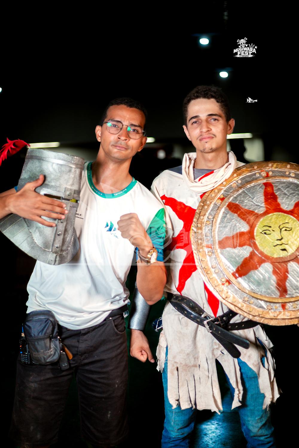 Emanuel Santana, fotógrafo, ao lado do cosplay de Solaire