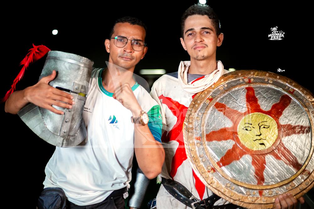 Emanuel Santana, fotógrafo, ao lado do cosplay de Solaire