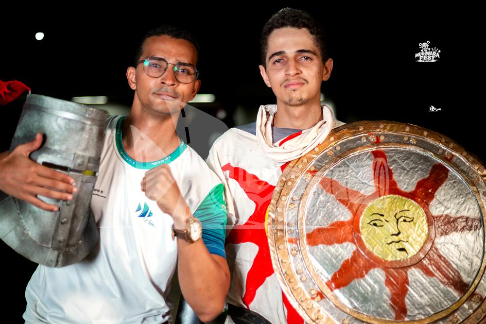 Emanuel Santana, fotógrafo, ao lado do cosplay de Solaire