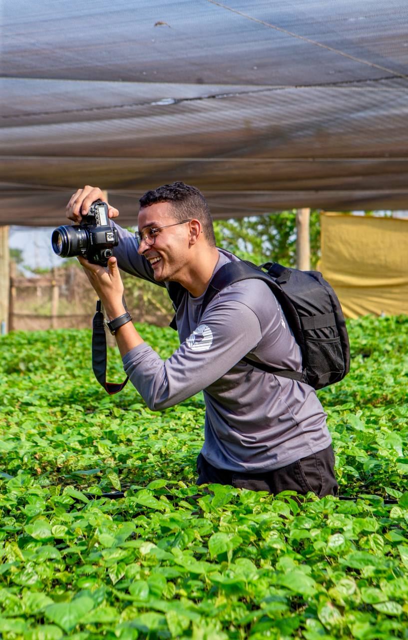 Emanuel Santana fotografando em ambiente externo