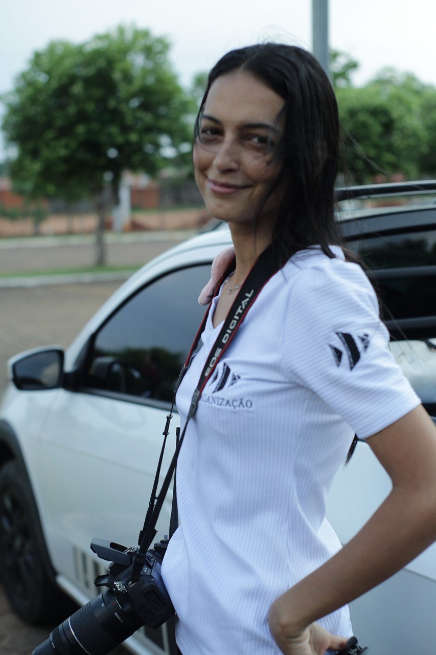 Isa Paiva com a câmera, na equipe do evento